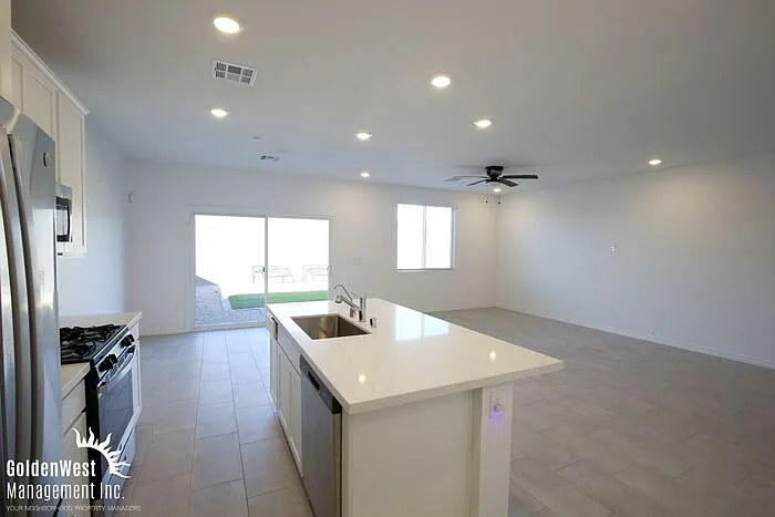 3 bed, 2.5 bath, 1724 sqft, $2,350 — Photo 3
