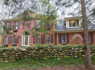 8099 Alta Vista Dr, Pinckney, MI