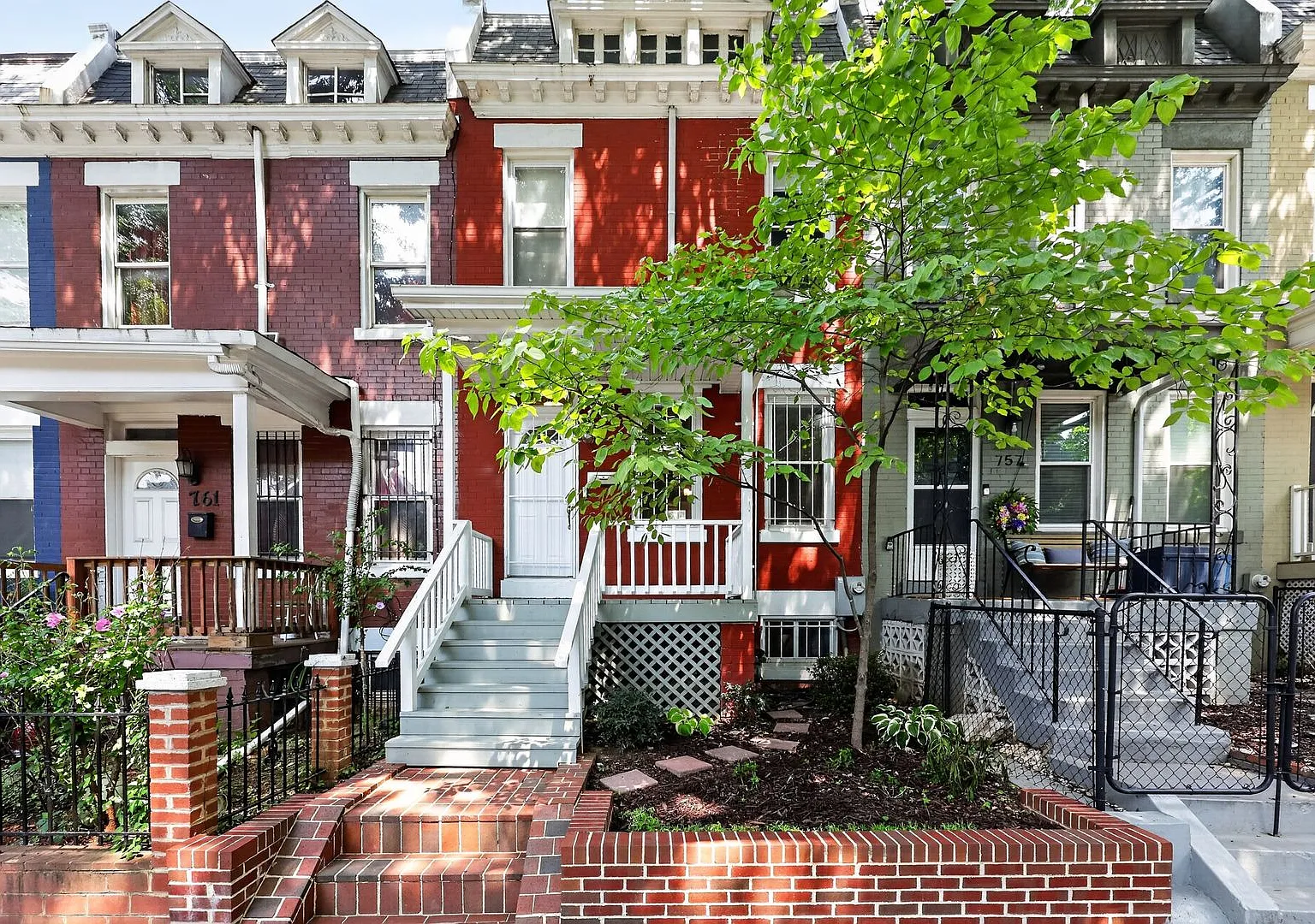Charming Wardman-Style Rowhouse in Columbia Heights Private Deck & Fenced Yard — Photo 1