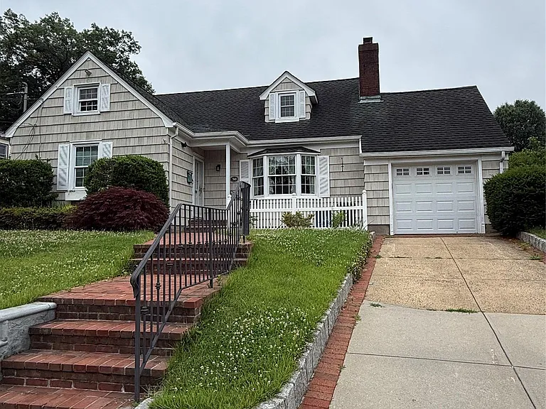 30 Highland Pl — Photo 1