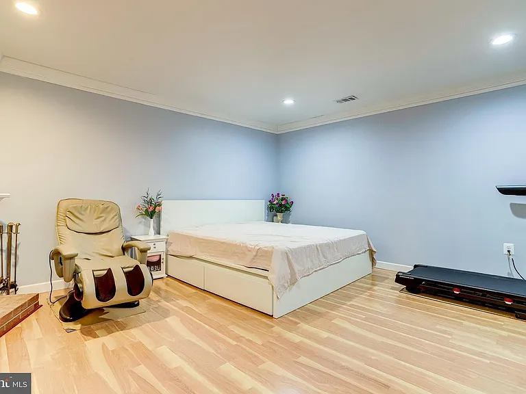 4919 Herkimer St — Photo 32