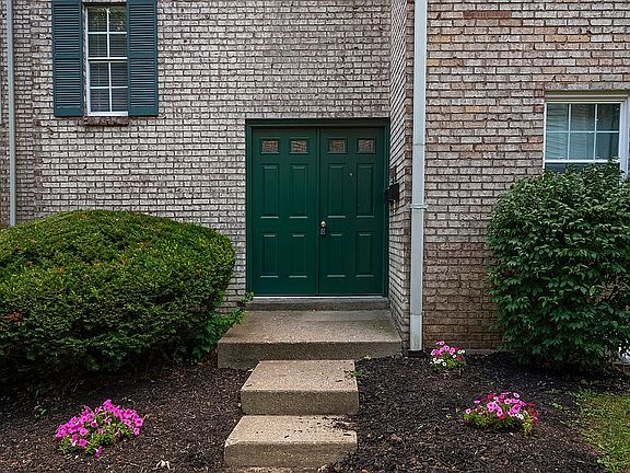 3rd image of 1802 Belle Meade Ct