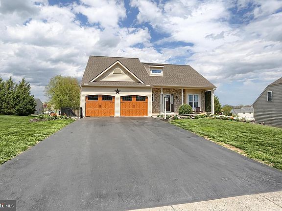 3rd image of 365 Lynne Dr