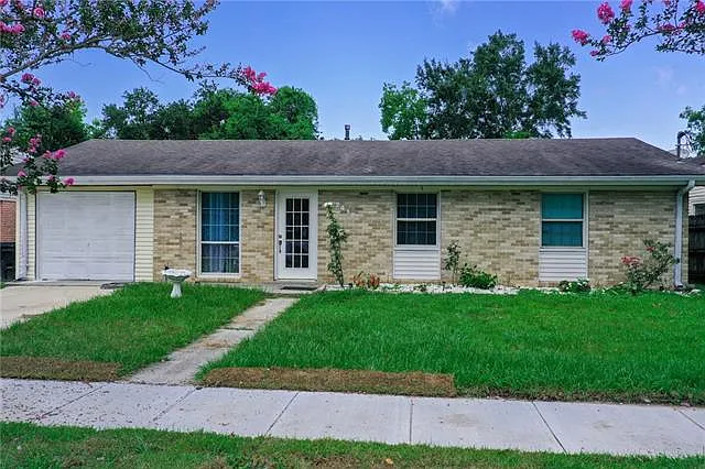3 bed, 1.0 bath, 1429 sqft, $1,400 — Photo 2