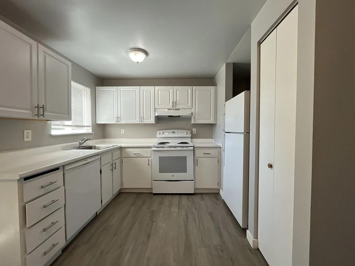 Bright Upper-Level 2 Bedroom Apartment with Private Balcony and Vinyl Flooring Near Multnomah Vil... — Photo 4