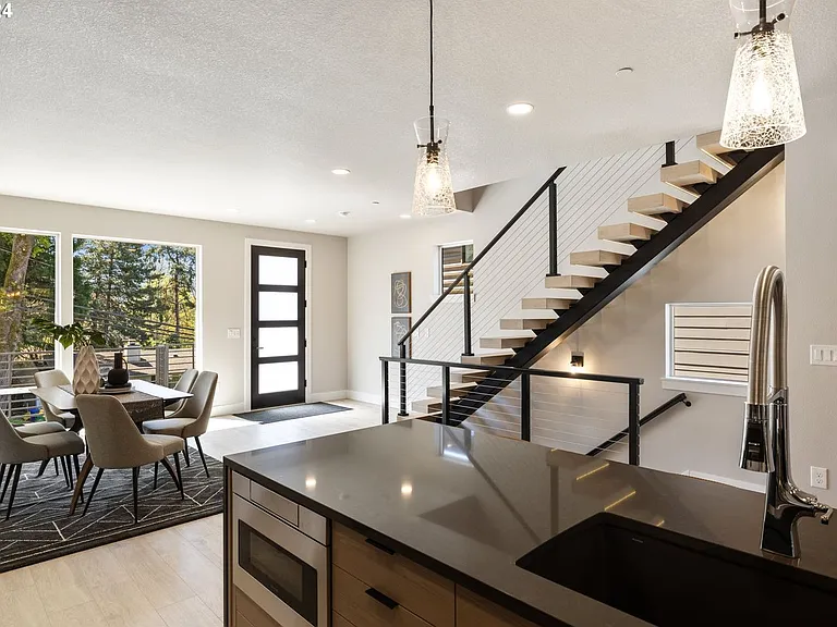 617 SW Lobelia St — Photo 2