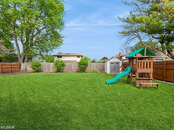 3rd image of 2427 Parklake Dr