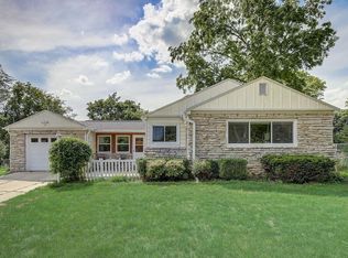 6171 N Willow Glen Ln, Glendale, WI 53209