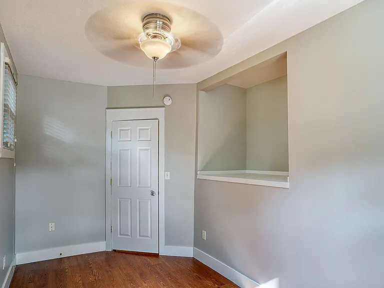 1529 Ferry St — Photo 6