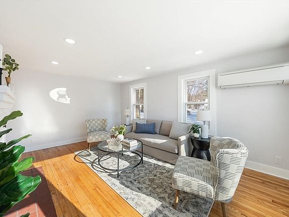 5th image of 94 Myrtle St