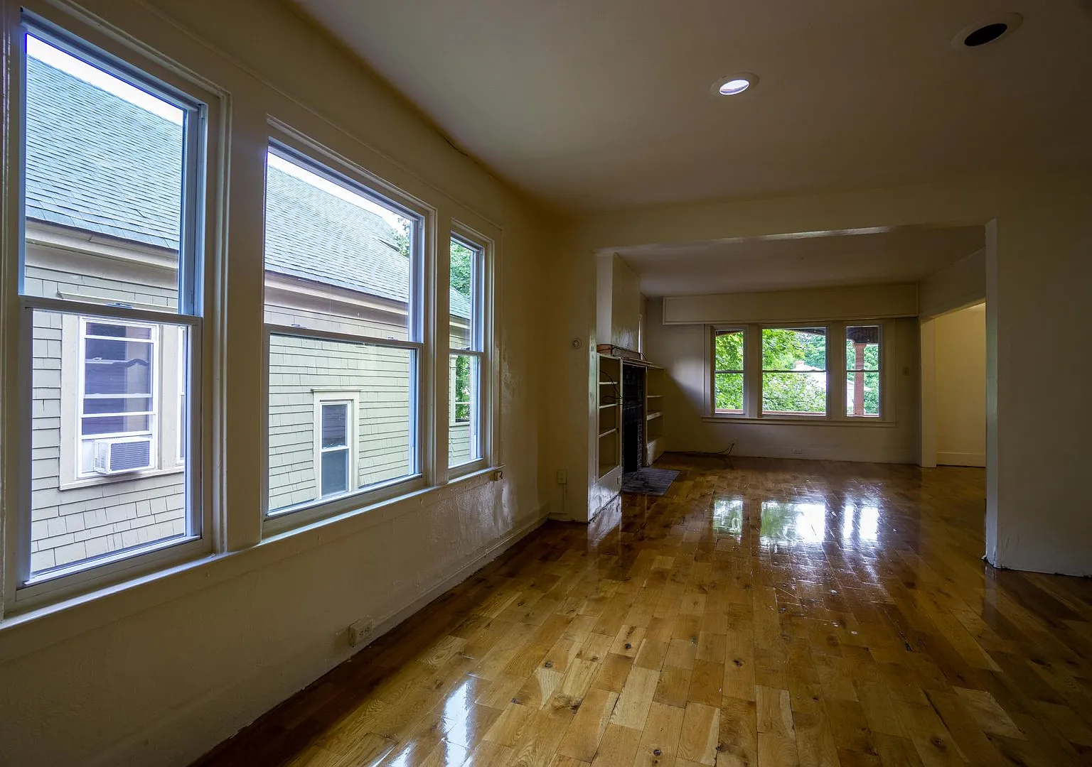 722 Euclid Avenue - Available 8/1/27 -Spacious Duplex Close To Campus — Photo 3