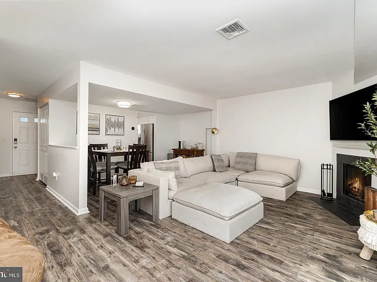 407 Cambridge Ct — Photo 6