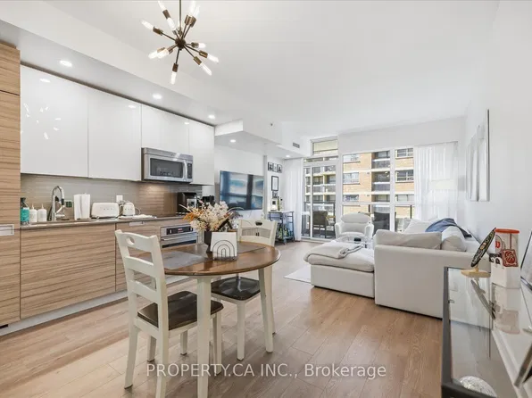 210 Simcoe St #606, Toronto, ON M5T 0A9