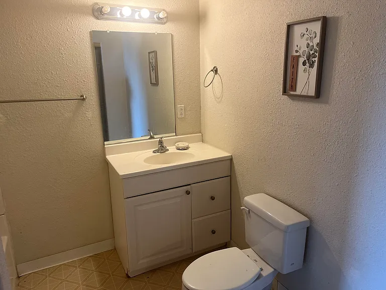 218 4th St #8 — Photo 9