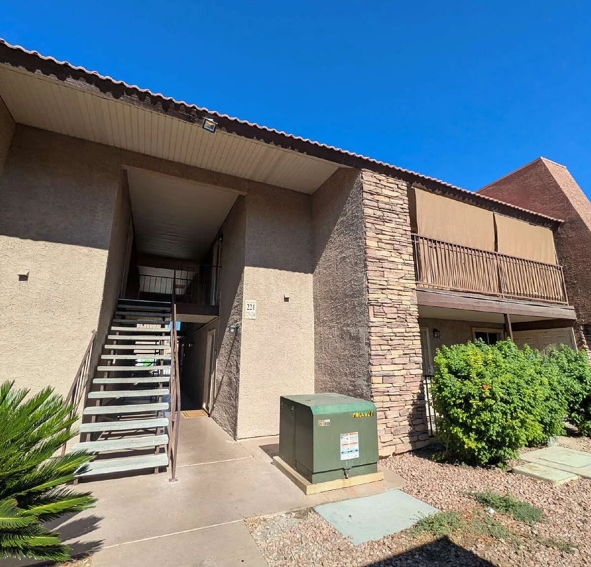 2 bed, 1.0 bath, 816 sqft, $1,213 — Photo 1