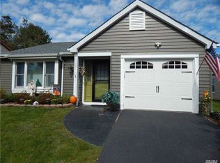 391 Kingston Dr, Ridge, NY 11961