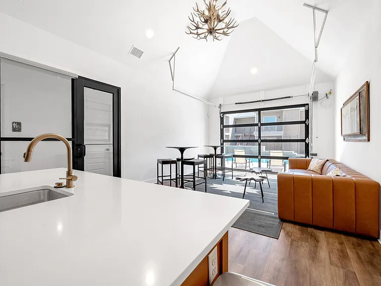 5321 S Loop 289 — Photo 1