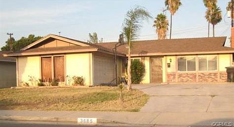 Great 5 bedroom house in established neighborhood!