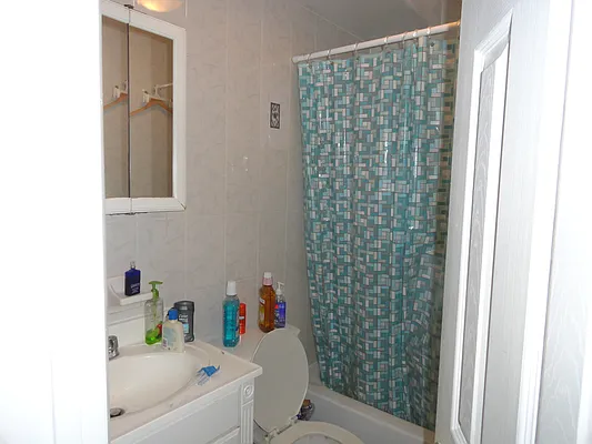 Rented by Halvatzis Realty | media 6