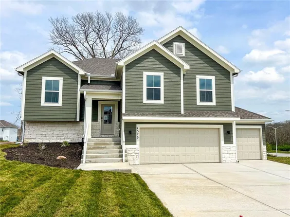 1326 NE 122nd St, Kansas City, MO 64165