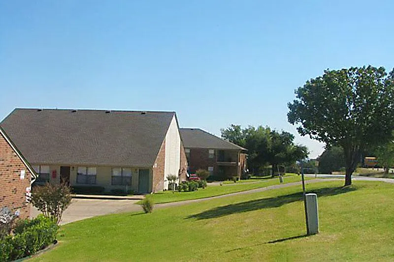 Crestwood Apartments — Photo 4