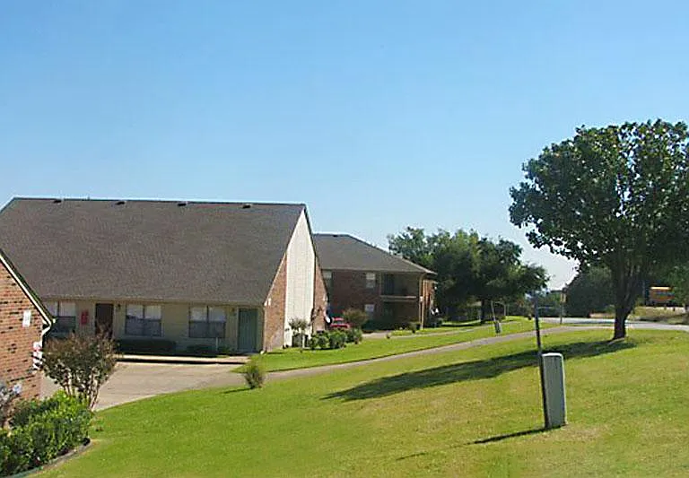 Crestwood Apartments — Photo 4