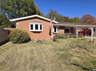 2 Rose Ct, Pekin, IL 61554