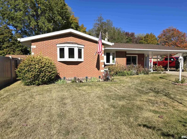 2 Rose Ct, Pekin, IL 61554