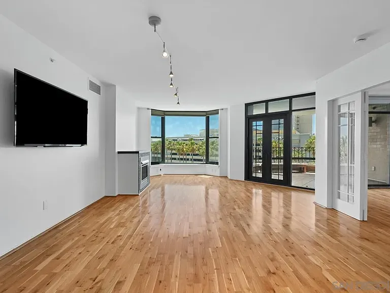 500 W Harbor Dr #504 — Photo 8