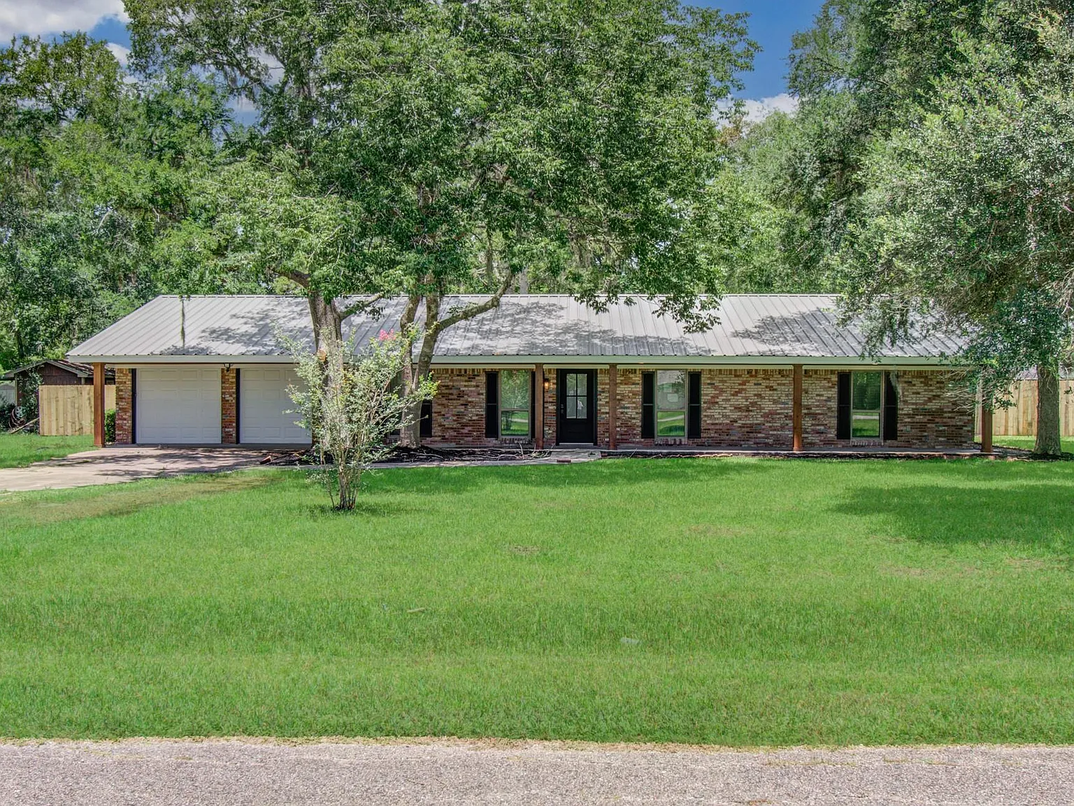 3 bed, 3.0 bath, 2032 sqft, $2,500 — Photo 2