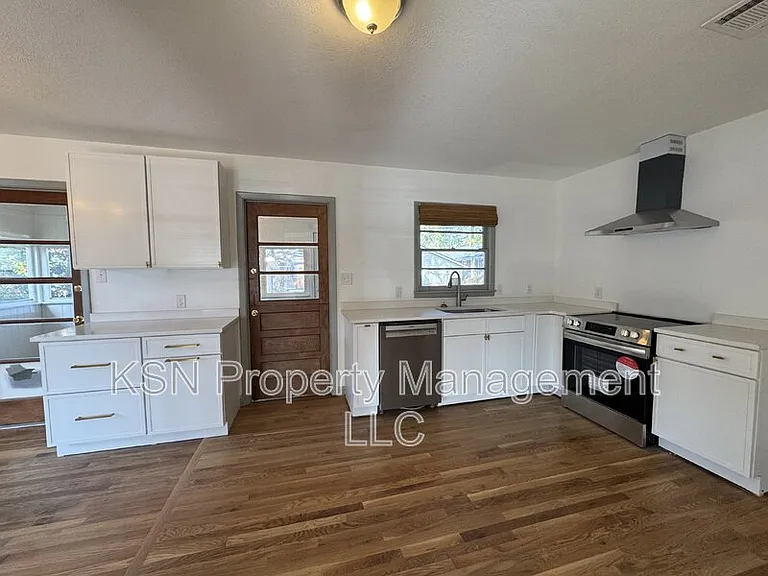 1436 E 42nd St — Photo 7