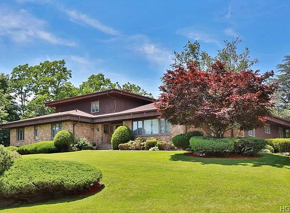 2nd image of 2 Deerfield Ln