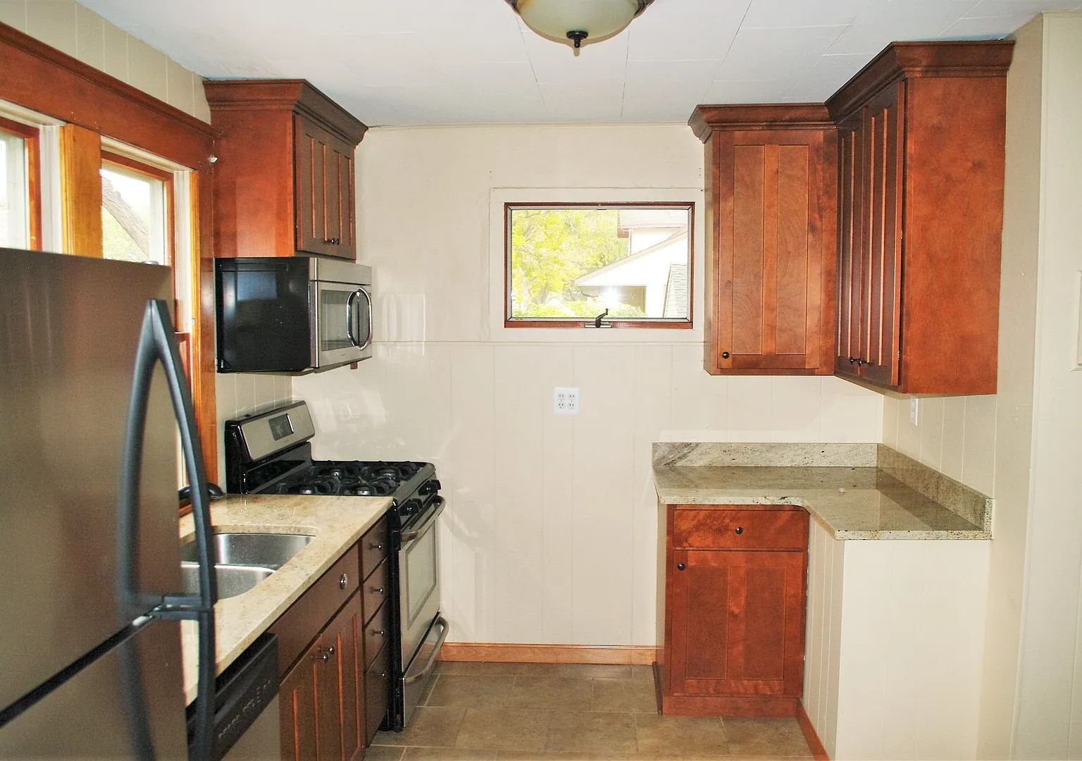Beautiful, Clean 4 bedroom West 7th Gem!! — Photo 4