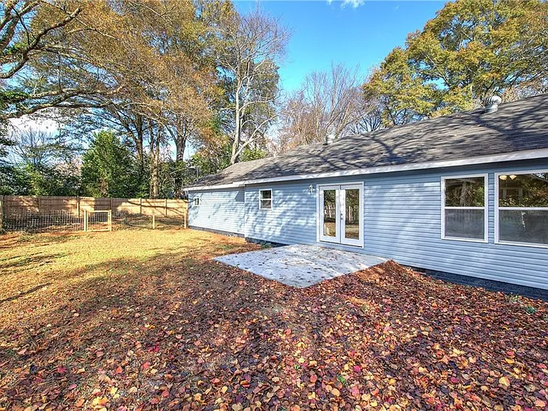 415 E 10th St SE — Photo 38