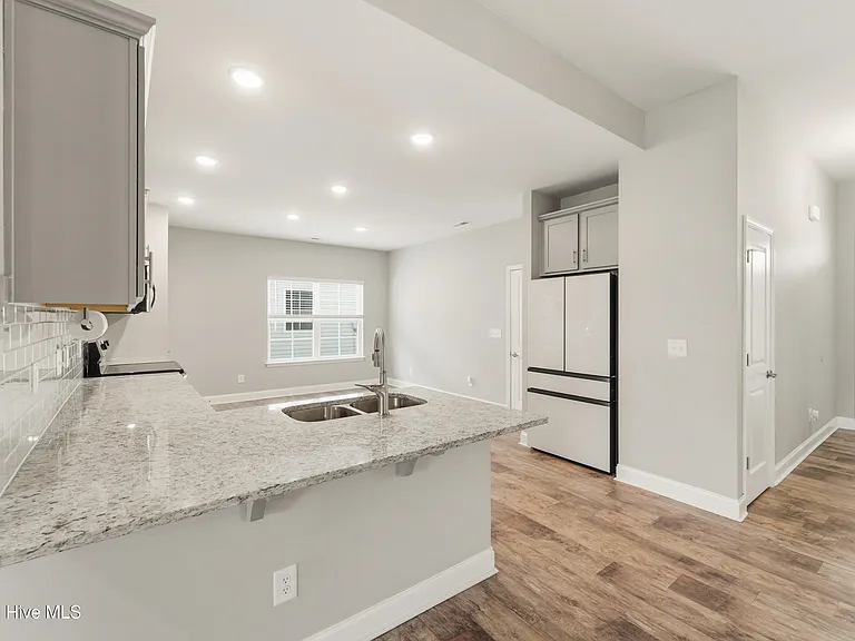 755 Greenwich Pl — Photo 12