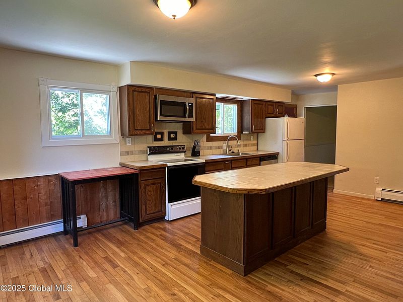 3rd image of 1462 Carvers Falls Lane