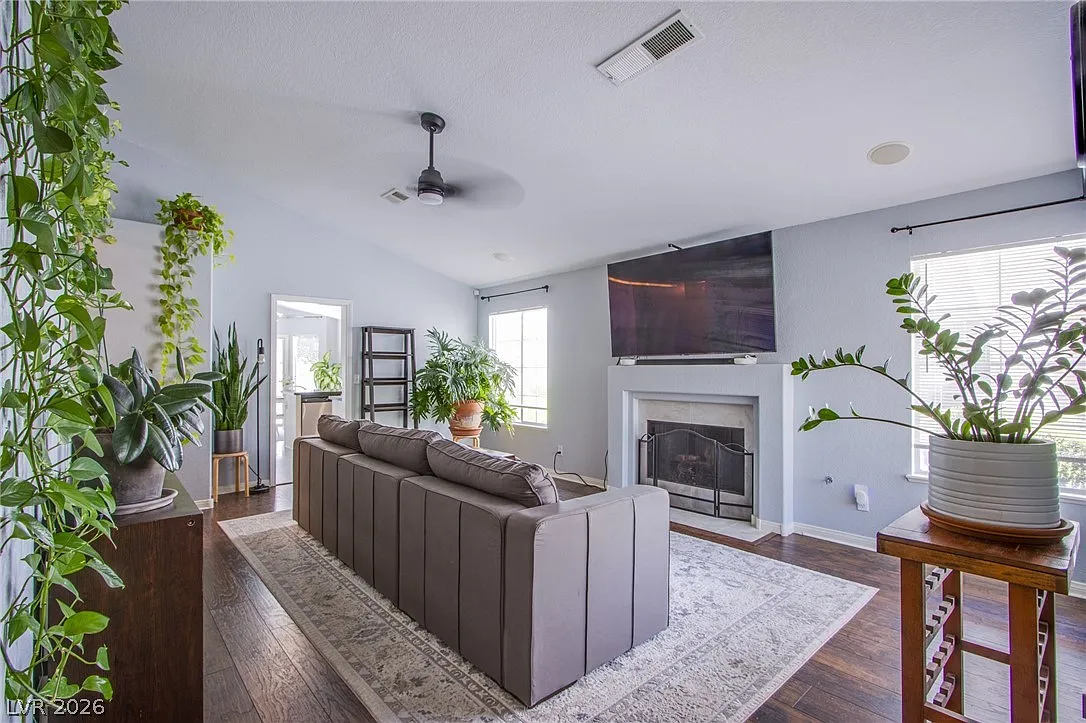 3 bed, 2.0 bath, 1259 sqft, $2,170 — Photo 4