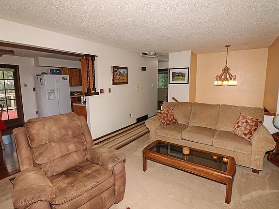 4th image of 690 Cloverdale Dr