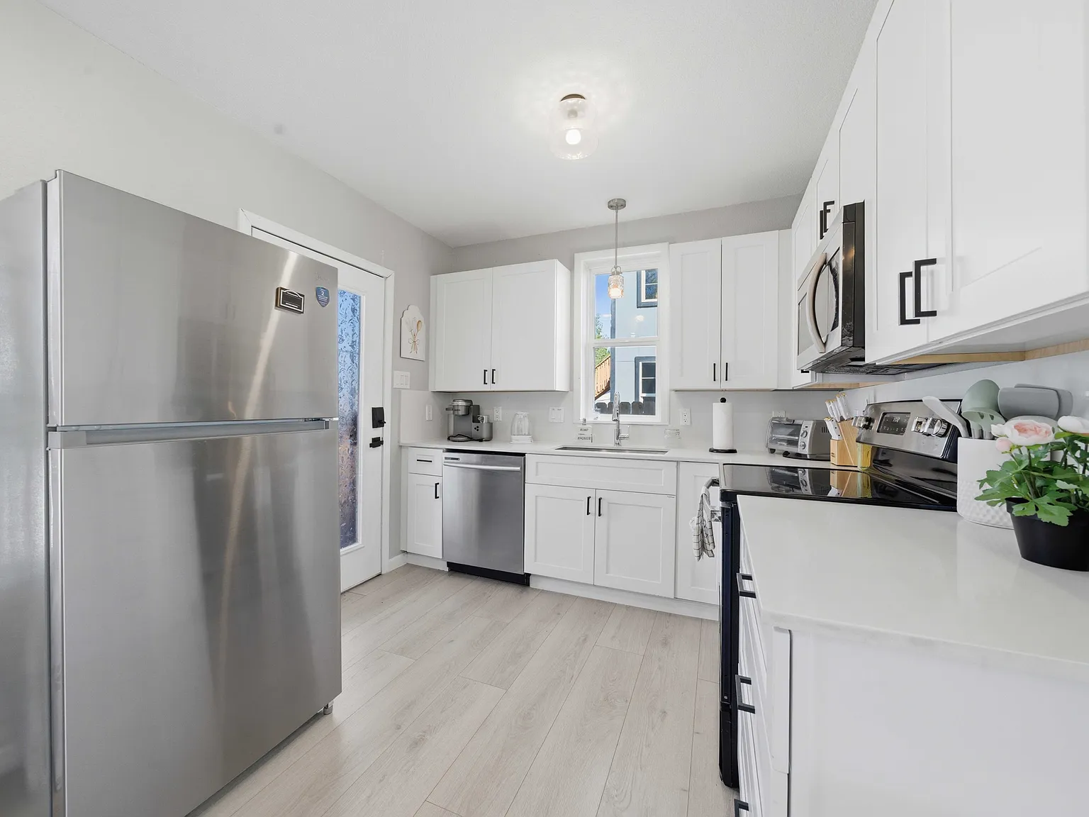 2 bed, 2.0 bath, 800 sqft, $1,275 — Photo 2