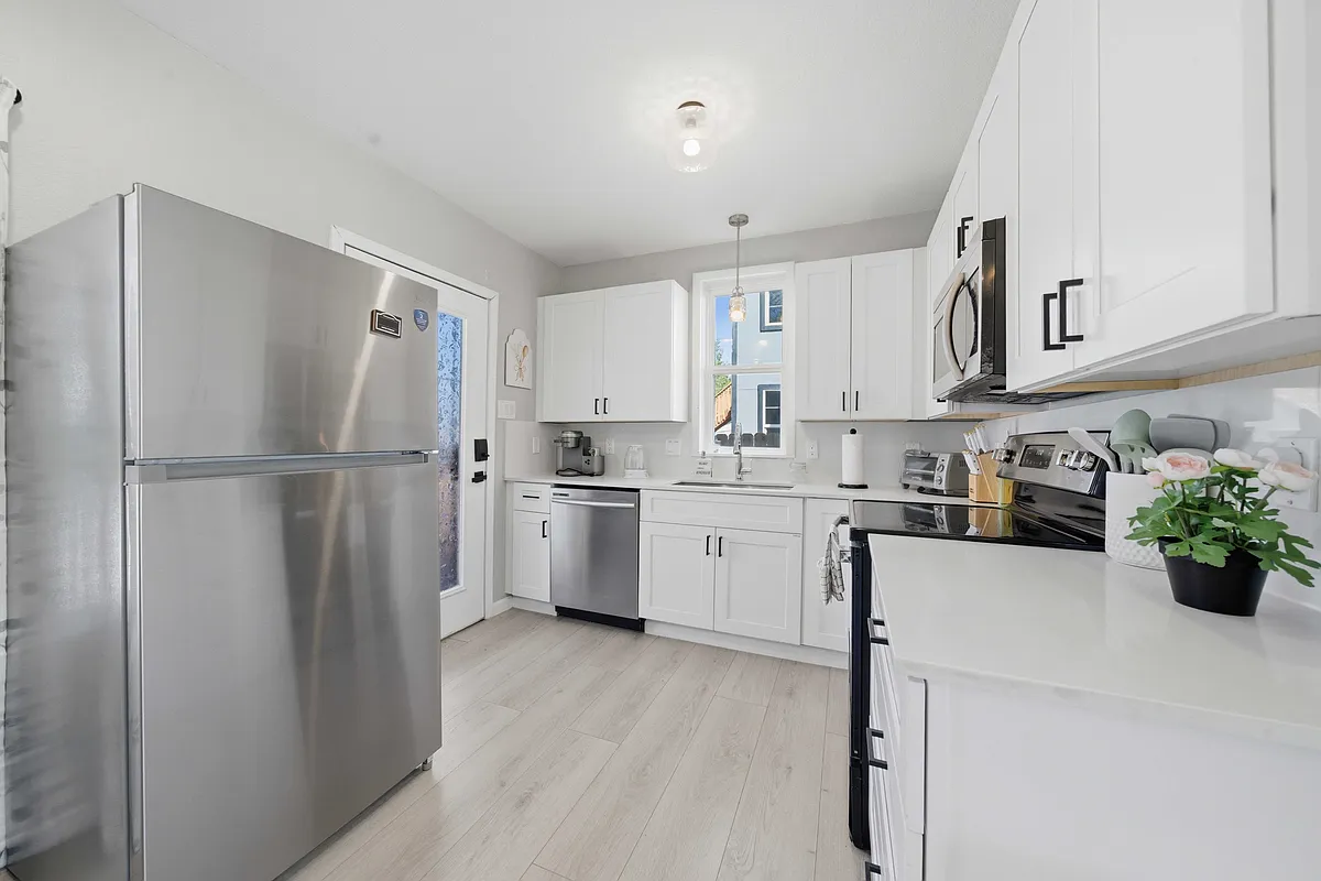 Building Photo - 2819 S Pine St #1