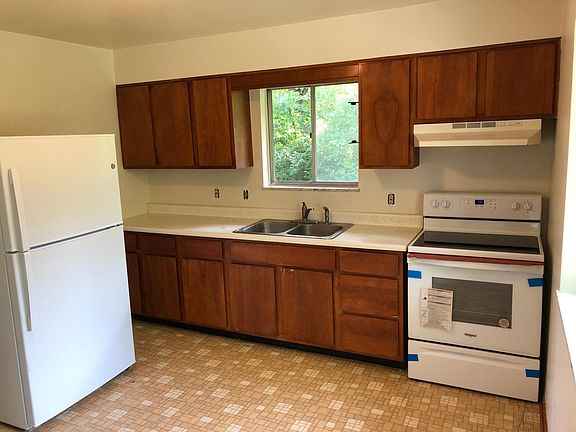 3rd image of 9920 E 186th St