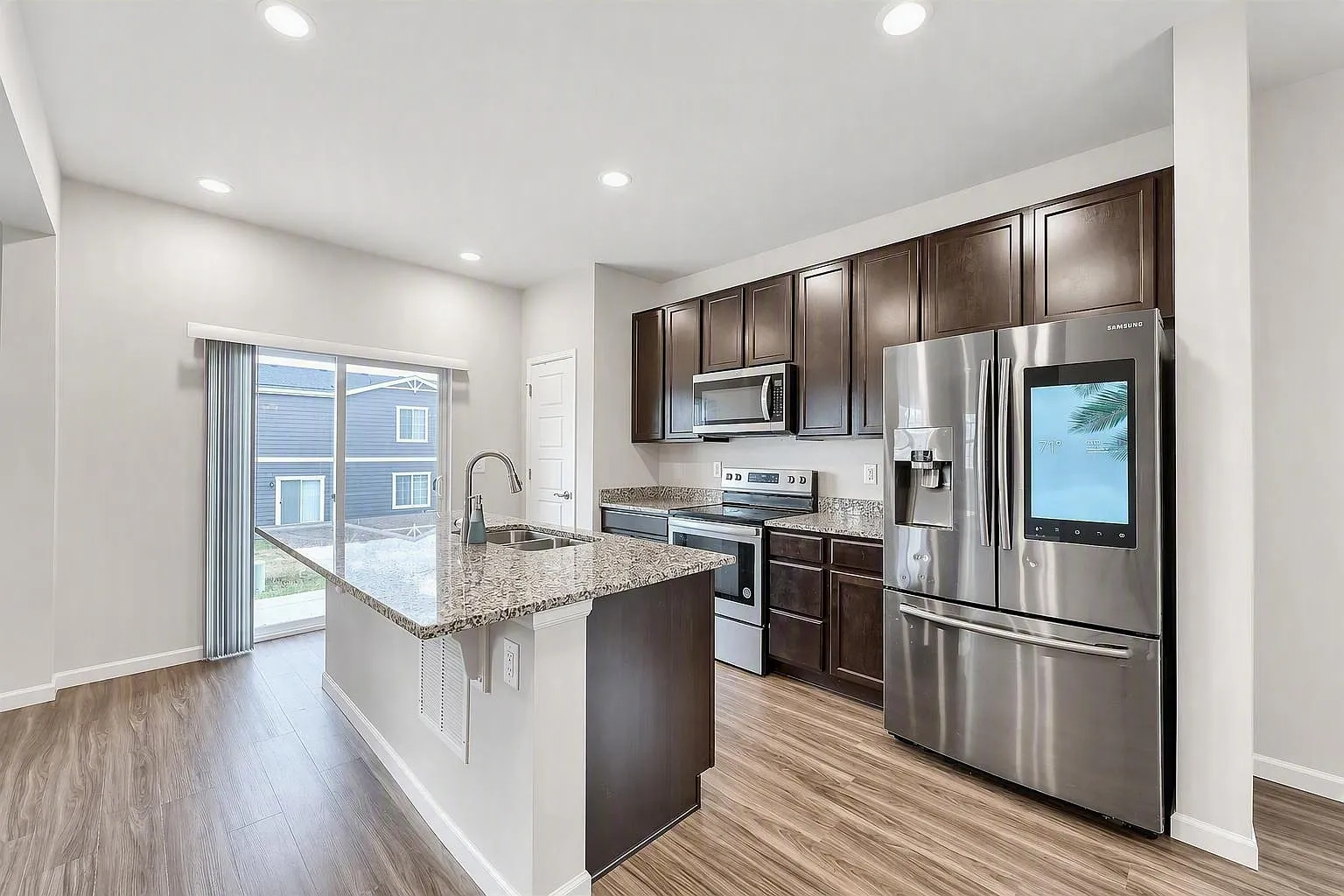 5 bed, 2216 sqft, $3,125 — Photo 3