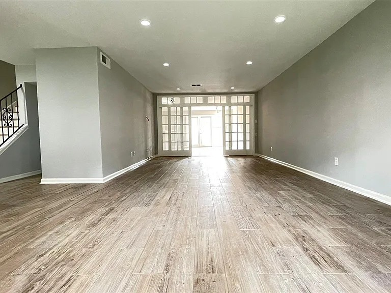 403 N Post Oak Ln #403 — Photo 3