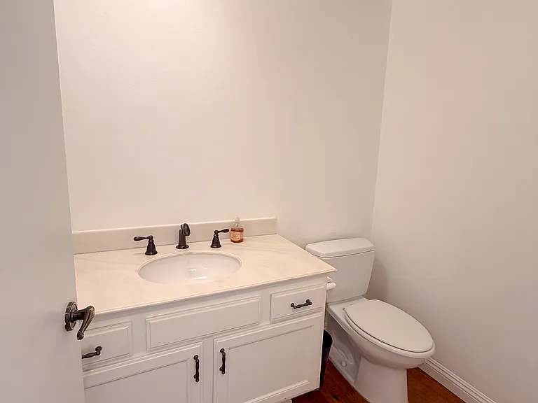 18242 Burbank Blvd #8 — Photo 21