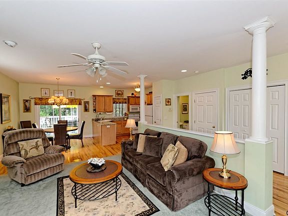 2nd image of 7 Thoroughbred Dr