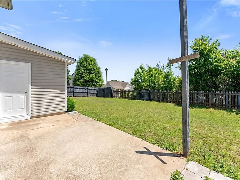 104 Jameston Dr — Photo 31