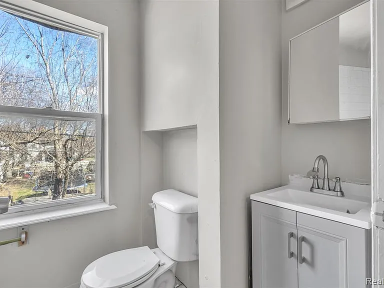764 Woodmere St — Photo 24