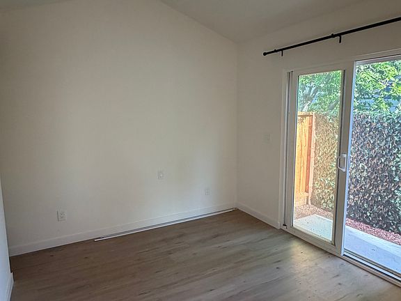 4th image of 2445 Fernwood Ave