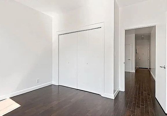 3rd image of 160 Waverly Pl APT 22