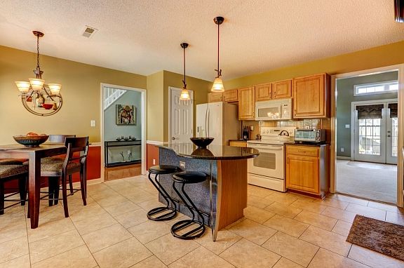5th image of 920 Camden Ct